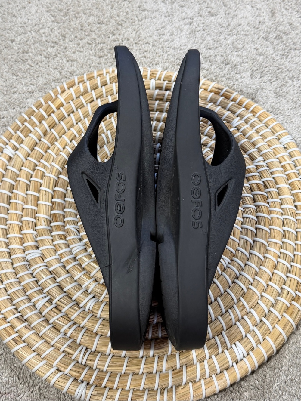 OOFOS Women’s OOriginal Recovery Lightweight Thong Flip Flop Sandals in Black 10 - Picture 8 of 13
